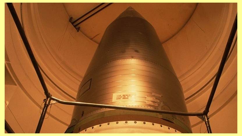 Vraedn Multi-atomov hlavice mezikontinentln rakety Minuteman III v podzemnm silu v USA